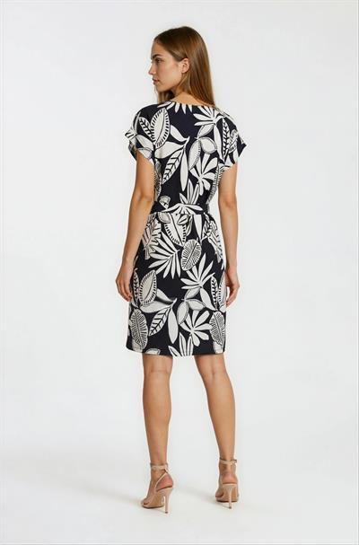 Yaprak Desenli Kuşaklı V Yaka Elbise SİYAH