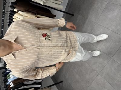 Gül Nakışlı Çizgili Jakar Kumaş Oversize Gömlek Krem