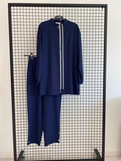 ARMİNE TREND KOLLARI ŞERİT DETAYLI PANTOLONU DÜĞME DETAYLI TAKIM  ÇİLEK KUMAŞ LACİVERT