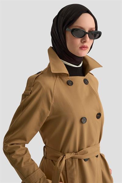 Çift Düğme Detaylı Belden Bağlamalı Trençkot Camel 25KT713 Armine Trend