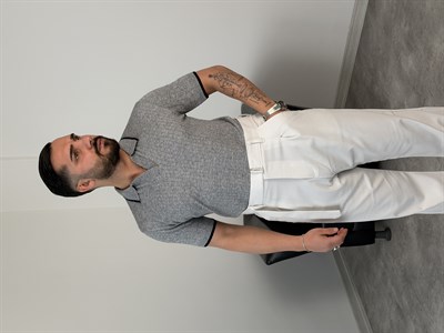 ŞERİT NAKIŞ DETAYLI TRİKO POLO YAKA TİŞÖRT GRİ