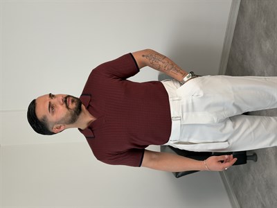 ŞERİT NAKIŞ DETAYLI TRİKO POLO YAKA TİŞÖRT MÜRDÜM