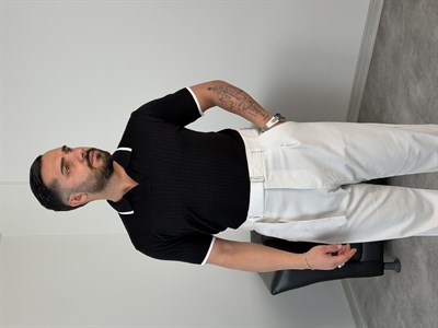 ŞERİT NAKIŞ DETAYLI TRİKO POLO YAKA TİŞÖRT SİYAH