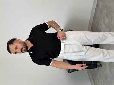ŞERİT NAKIŞ DETAYLI TRİKO POLO YAKA TİŞÖRT SİYAH