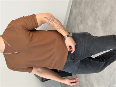 YIRTMAÇ DETAY BASİC TİŞÖRT ACI KAHVE