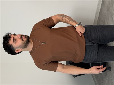 YIRTMAÇ DETAY BASİC TİŞÖRT ACI KAHVE