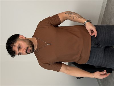 YIRTMAÇ DETAY BASİC TİŞÖRT ACI KAHVE