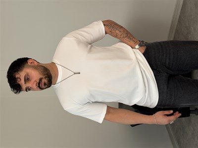 YIRTMAÇ DETAY BASİC TİŞÖRT BEYAZ