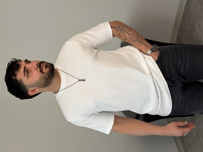 YIRTMAÇ DETAY BASİC TİŞÖRT BEYAZ