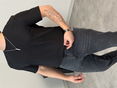 YIRTMAÇ DETAY BASİC TİŞÖRT SİYAH