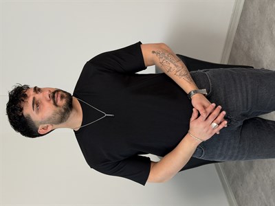 YIRTMAÇ DETAY BASİC TİŞÖRT SİYAH