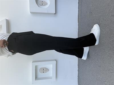 BAGGY KALIP KENDİNDEN KEMERLİ KUMAŞ PANTOLON SİYAH