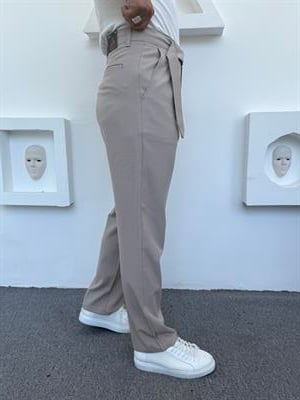 BAGGY KALIP KENDİNDEN KEMERLİ KUMAŞ PANTOLON KREM