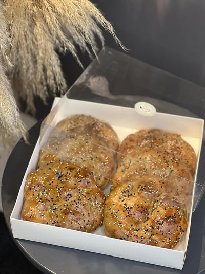 Zeytin, Biberiye ve Sarımsaklı Pide
