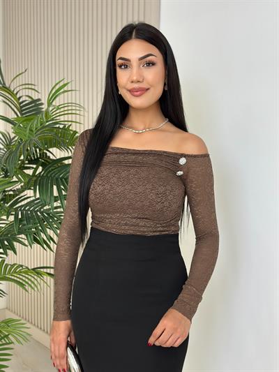 Asimetrik Yaka Yakası Taşlı Güpür Bluz Kahve