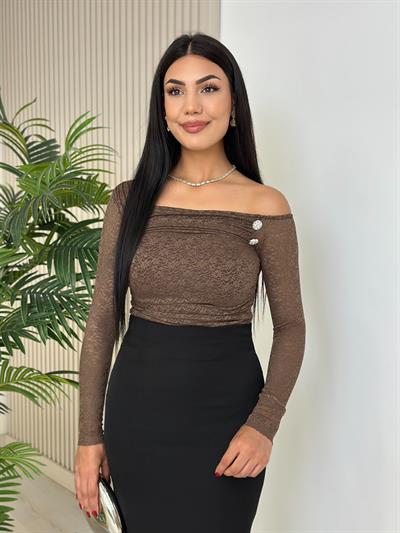 Asimetrik Yaka Yakası Taşlı Güpür Bluz Kahve