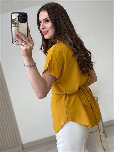 Beli Bağlamalı Gold Broşlu Bluz Hardal Sarısı