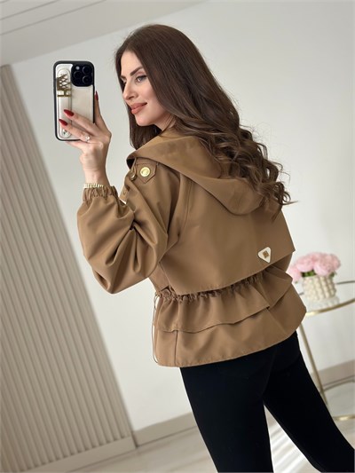 Beli Büzgü Detaylı Kapşonlu Gold Çıtçıtlı Tasarım Yağmurluk Camel