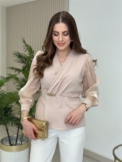Beli Gold Zincir Detaylı Parlak Şifon Kol Bluz Bej
