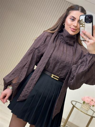 Dik Yaka Bağcıklı Kolları Pencere Detaylı Bluz Kahve