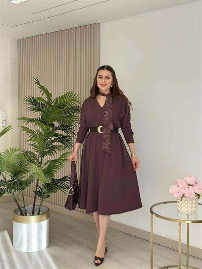 Fular Detaylı Kemerli Krep Kumaş Elbise Mürdüm