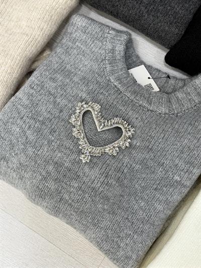 Göğsü Taşlı Kalp Detaylı Yumoş Kazak Gri