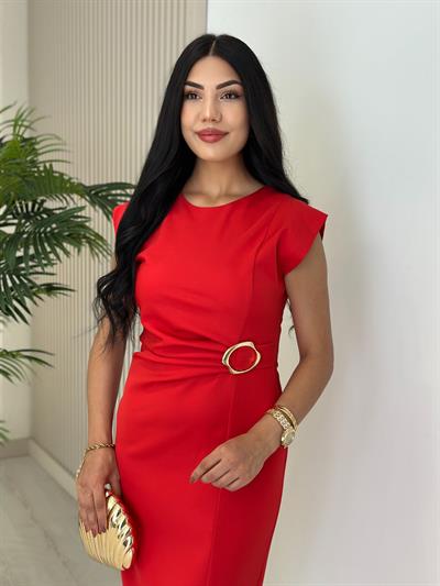 Gold Aksesuarlı Yırtmaçlı Atlas Kumaş Kalem Elbise Kırmızı