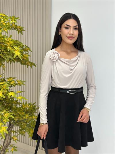 Gül Broşlu Asimetrik Yaka Sandy Kumaş Bluz Bej