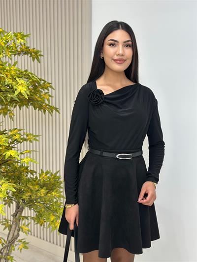 Gül Broşlu Asimetrik Yaka Sandy Kumaş Bluz Siyah
