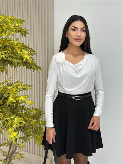Gül Broşlu Asimetrik Yaka Sandy Kumaş Bluz Beyaz