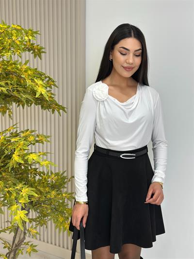 Gül Broşlu Asimetrik Yaka Sandy Kumaş Bluz Beyaz