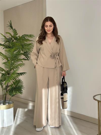 Gül Broşlu Keten Takım Bej