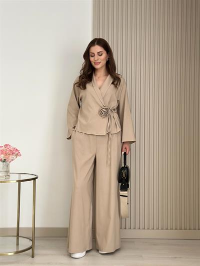 Gül Broşlu Keten Takım Bej