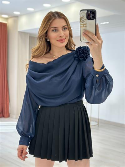 Gül Broşlu Madonna Yaka Tasarım Özel Seri Bluz Lacivert