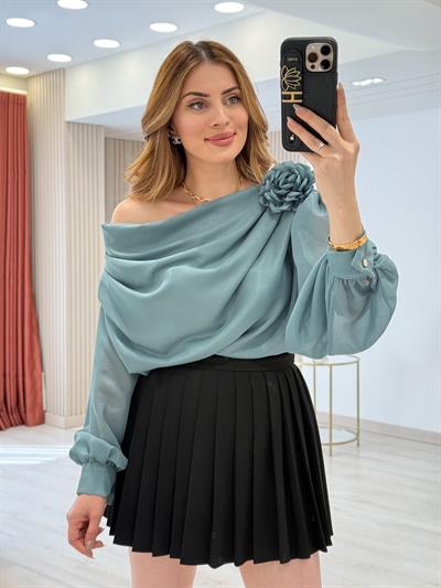 Gül Broşlu Madonna Yaka Tasarım Özel Seri Bluz Mint 