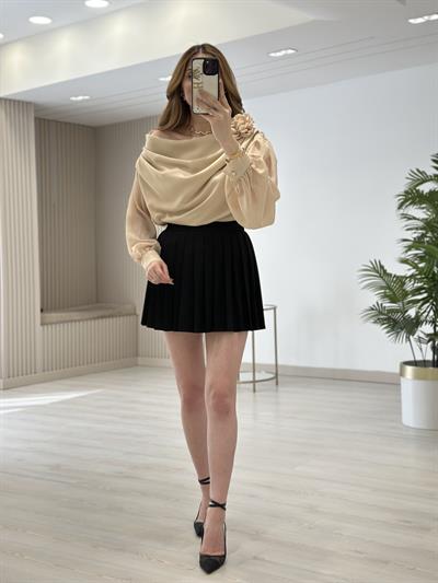 Gül Broşlu Madonna Yaka Tasarım Özel Seri Bluz Bej