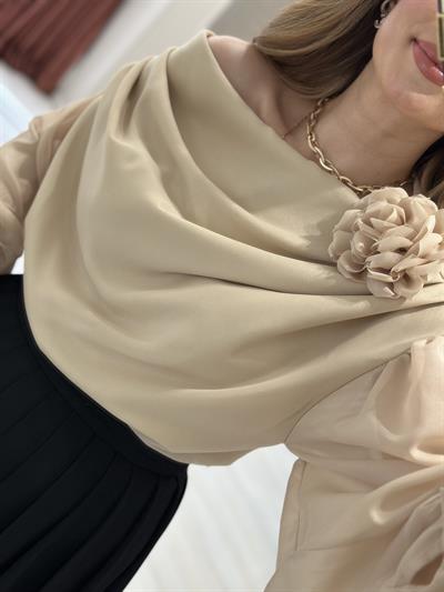 Gül Broşlu Madonna Yaka Tasarım Özel Seri Bluz Bej