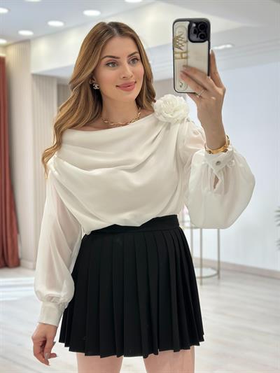 Gül Broşlu Madonna Yaka Tasarım Özel Seri Bluz Beyaz