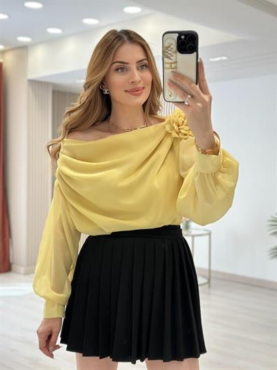 Gül Broşlu Madonna Yaka Tasarım Özel Seri Bluz Sarı