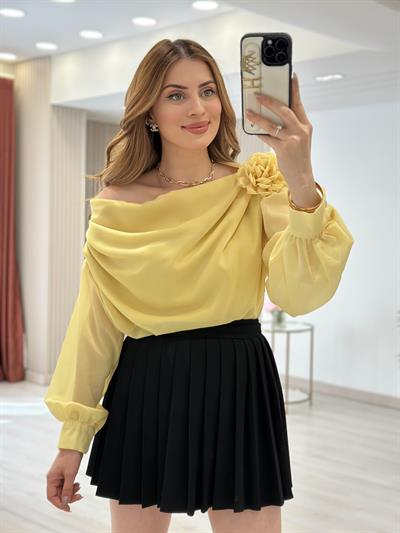 Gül Broşlu Madonna Yaka Tasarım Özel Seri Bluz Sarı