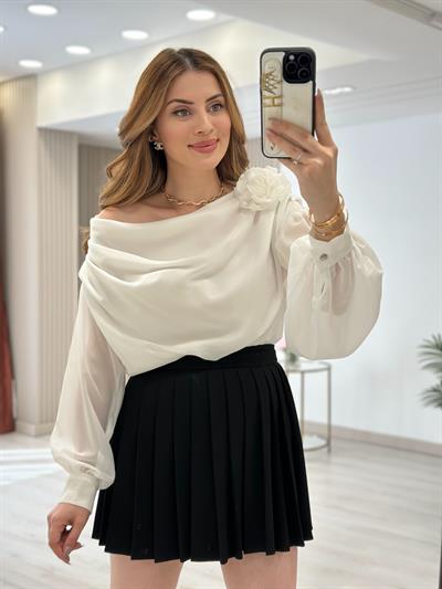 Gül Broşlu Madonna Yaka Tasarım Özel Seri Bluz Beyaz