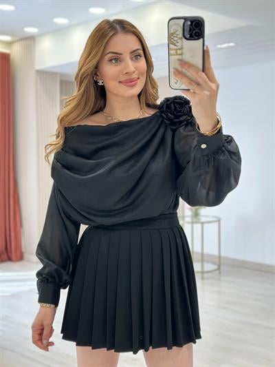 Gül Broşlu Madonna Yaka Tasarım Özel Seri Bluz Siyah