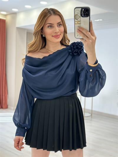 Gül Broşlu Madonna Yaka Tasarım Özel Seri Bluz Lacivert