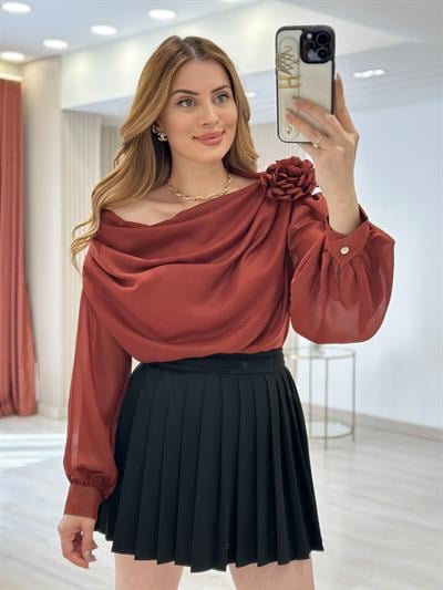 Gül Broşlu Madonna Yaka Tasarım Özel Seri Bluz Kiremit