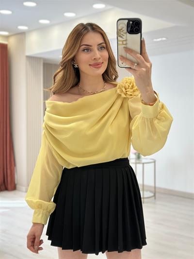 Gül Broşlu Madonna Yaka Tasarım Özel Seri Bluz Sarı