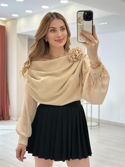 Gül Broşlu Madonna Yaka Tasarım Özel Seri Bluz Bej