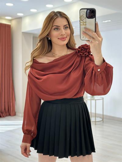 Gül Broşlu Madonna Yaka Tasarım Özel Seri Bluz Kiremit