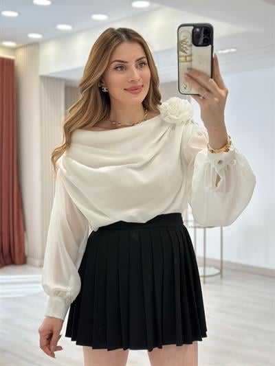 Gül Broşlu Madonna Yaka Tasarım Özel Seri Bluz Beyaz