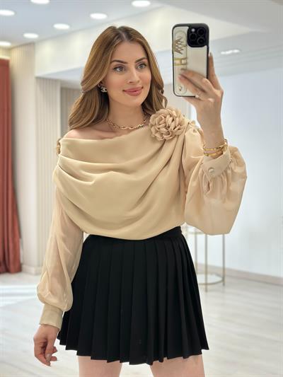 Gül Broşlu Madonna Yaka Tasarım Özel Seri Bluz Bej