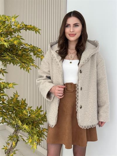 Güpür Detaylı Kapşonlu Kaban Bej
